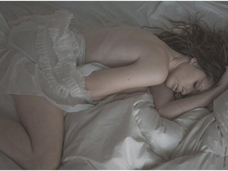 Спящая девушка голая с красивым телом 